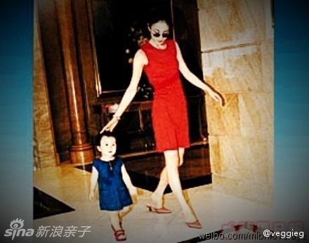 王菲和女儿像双胞胎
