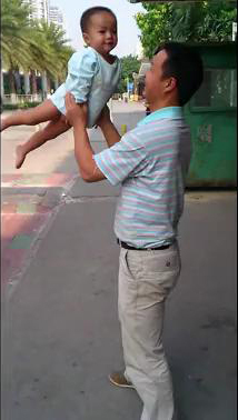 狼爸徒手抡男婴练功夫