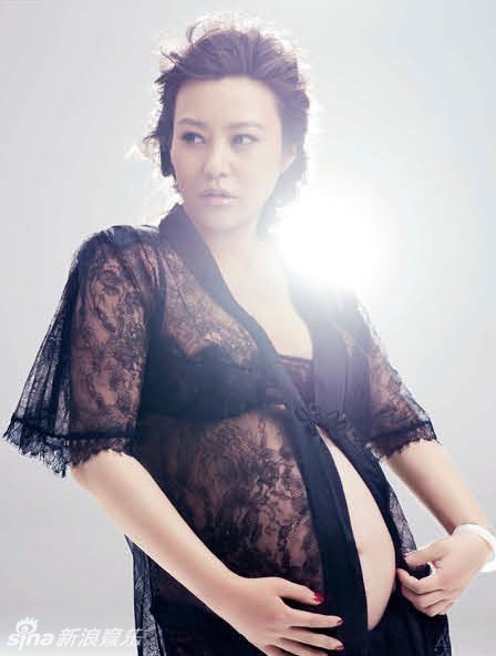 女星郝蕾拍摄大肚写真