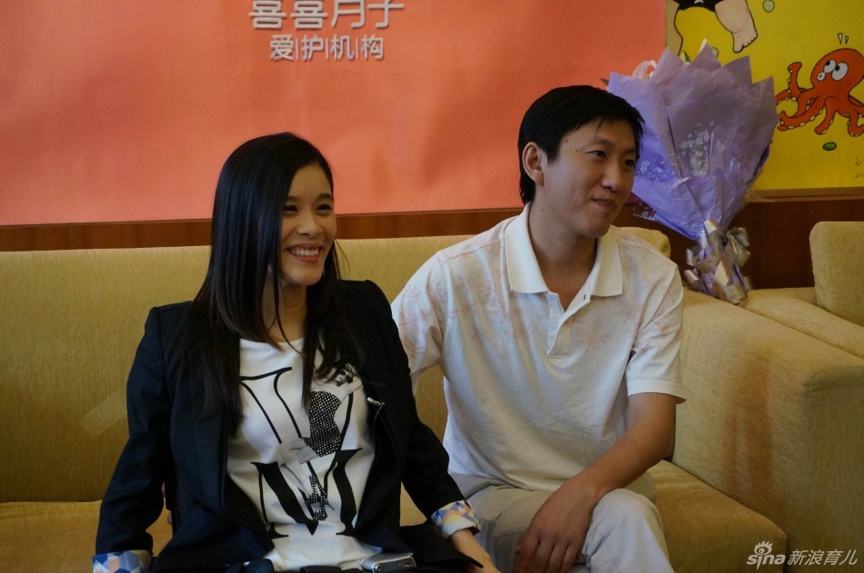 桑兰夫妇携黄小宝庆满月_高清图集_新浪网