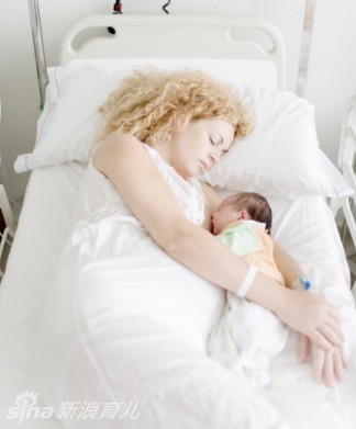 哺乳前妈妈洗净双手,用温水擦洗一下乳头,将婴儿抱于怀中,让婴儿的