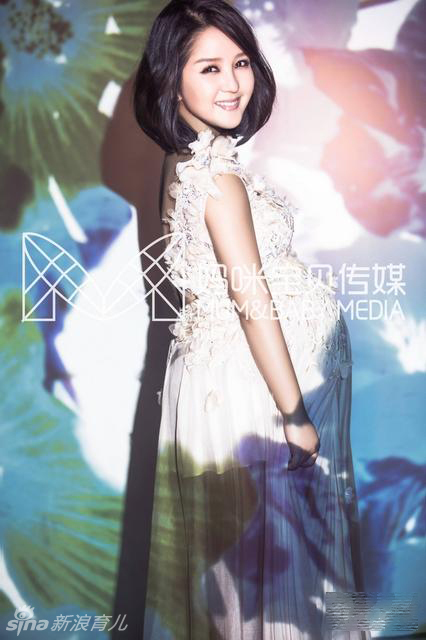 何洁孕期捧大肚写真 优雅迷人获封最美孕妈