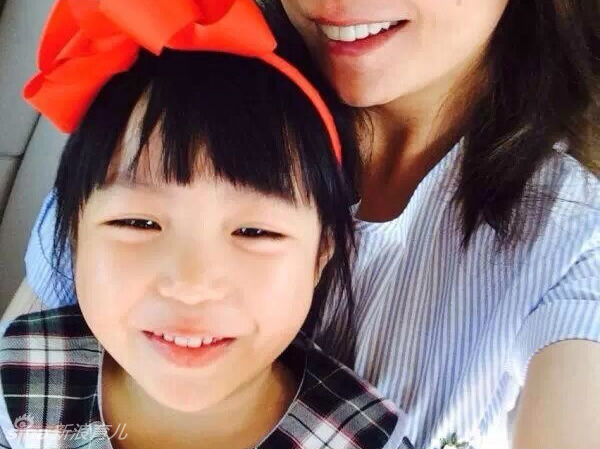 赵薇抱女出游大眼漂亮