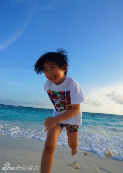 林志颖晒kimi海滩照