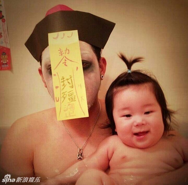 日本父女逗比泡澡照走红