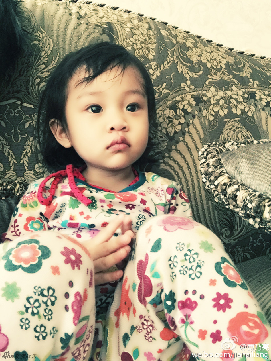 贾乃亮女儿甜馨呆萌抢镜