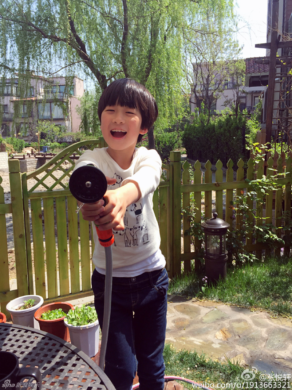 张亮天天父子齐劳动