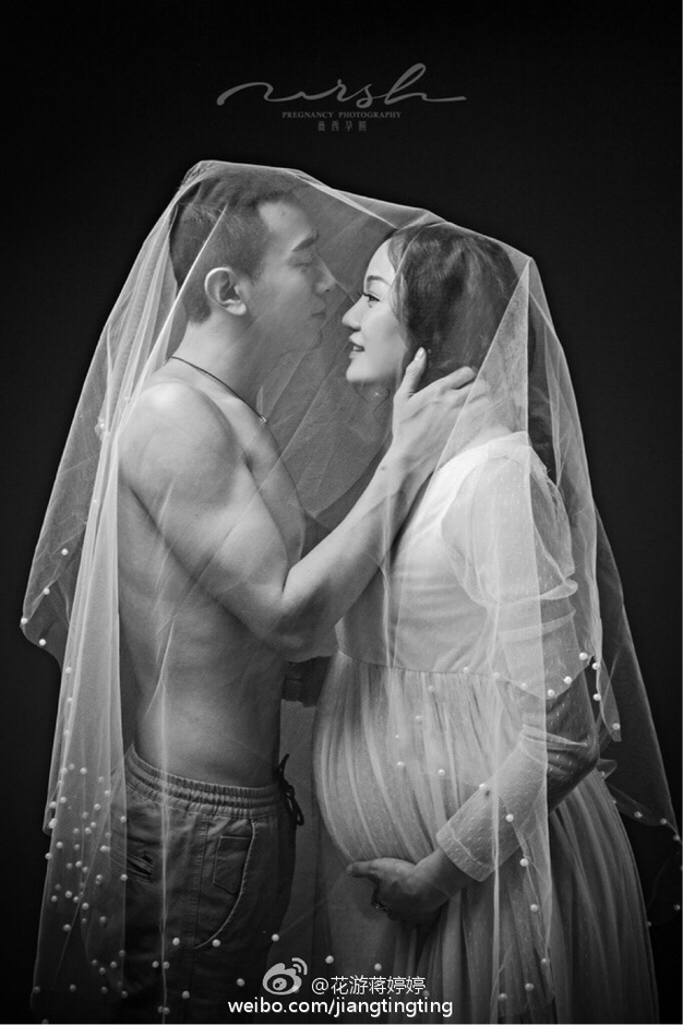 近日,花游蒋婷婷在网上公布了自己的孕期写真,甜美公主风,时尚性感