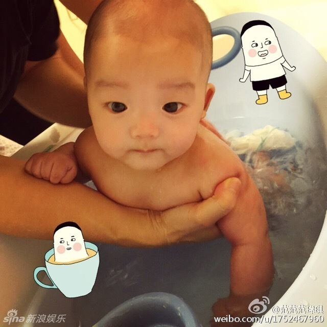 范玮琪双胞胎飞飞爱洗澡