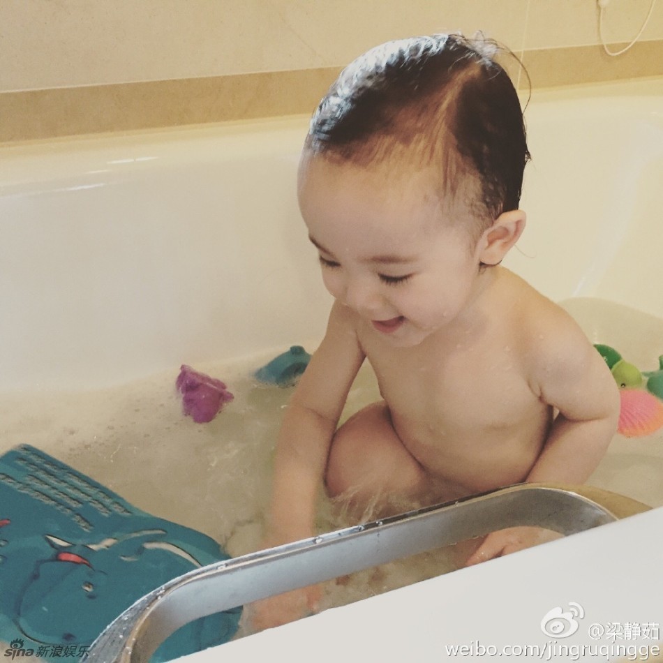 梁静茹晒儿子坐浴盆洗澡