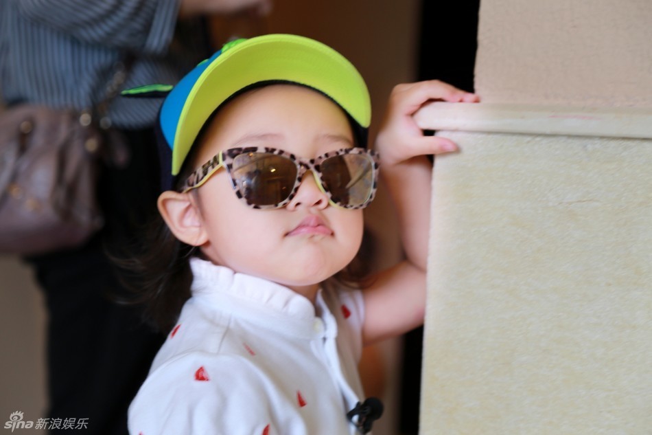 甜馨潮装出镜调皮淡定