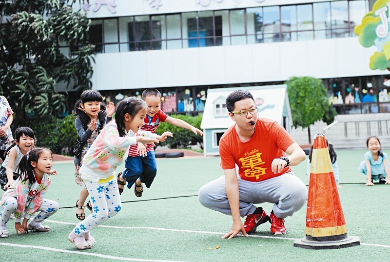 男老师扮演父亲角色
