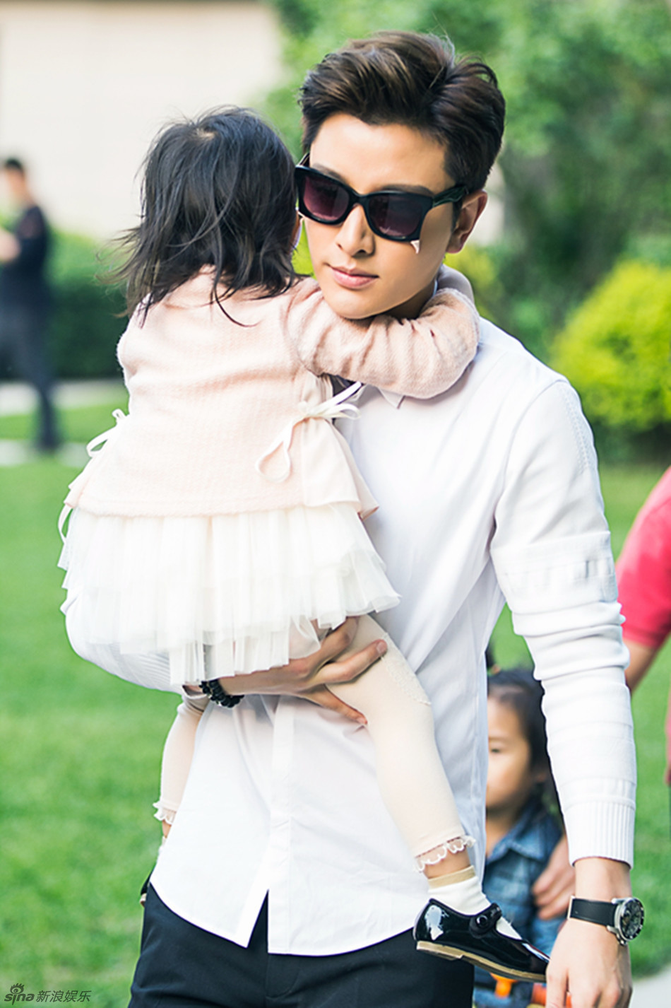贾乃亮抱甜馨时髦出街,潮爸萌娃超有爱.