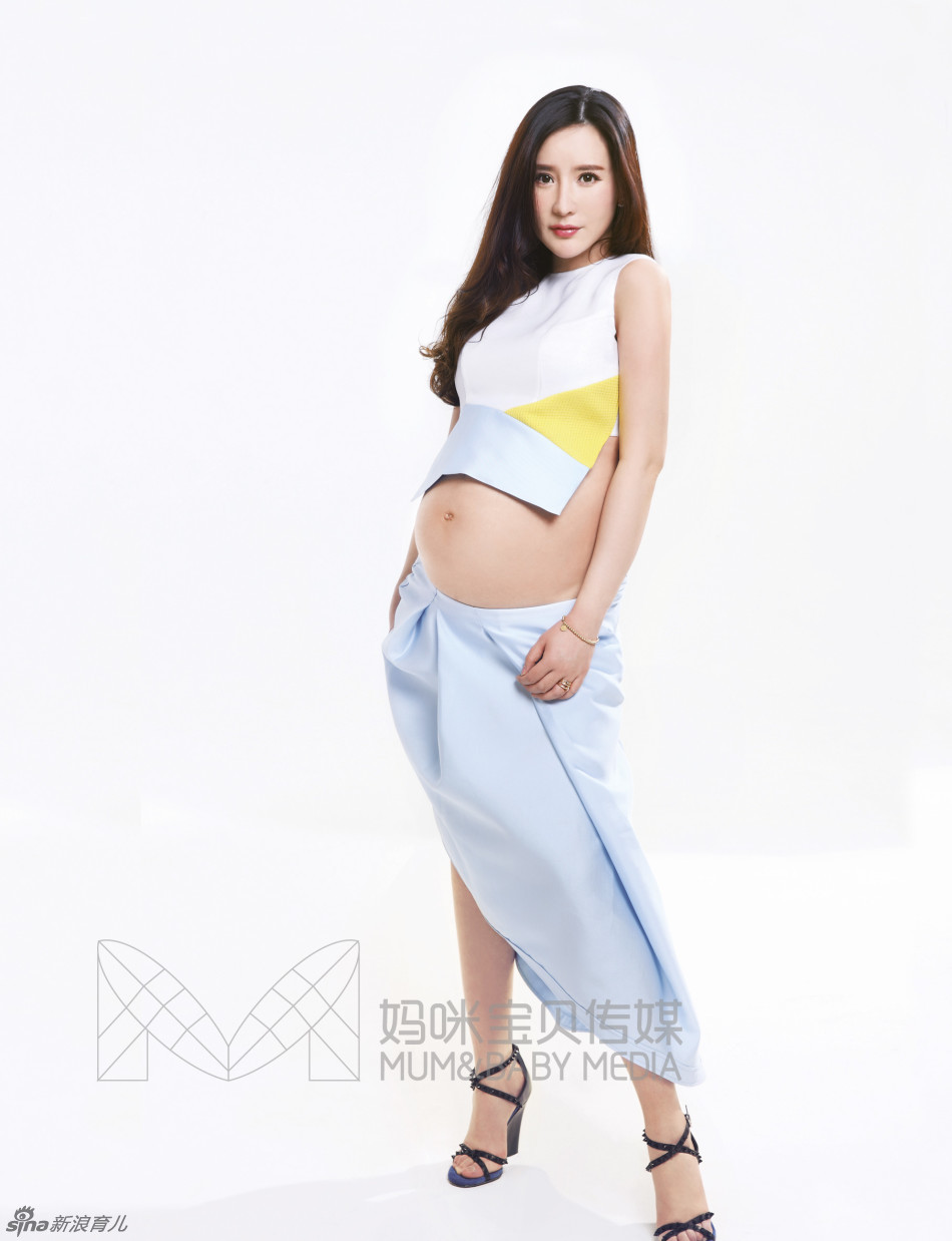 呛口小辣椒孕期拍性感大片,掀孕妈咪扮靓风尚