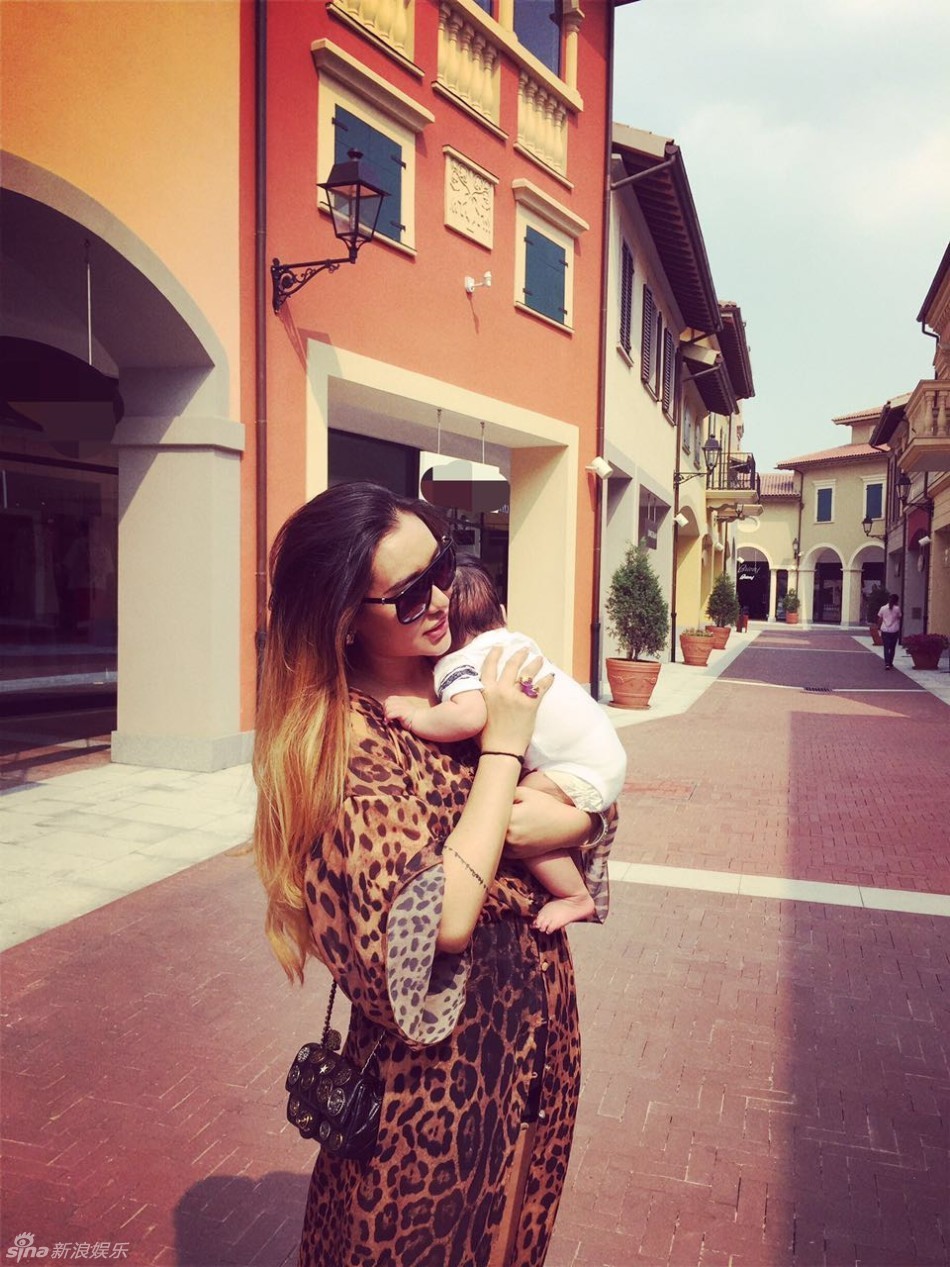 爱戴与儿子逛街照曝光