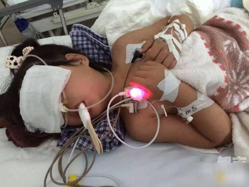 陕西5岁女孩被锁车内