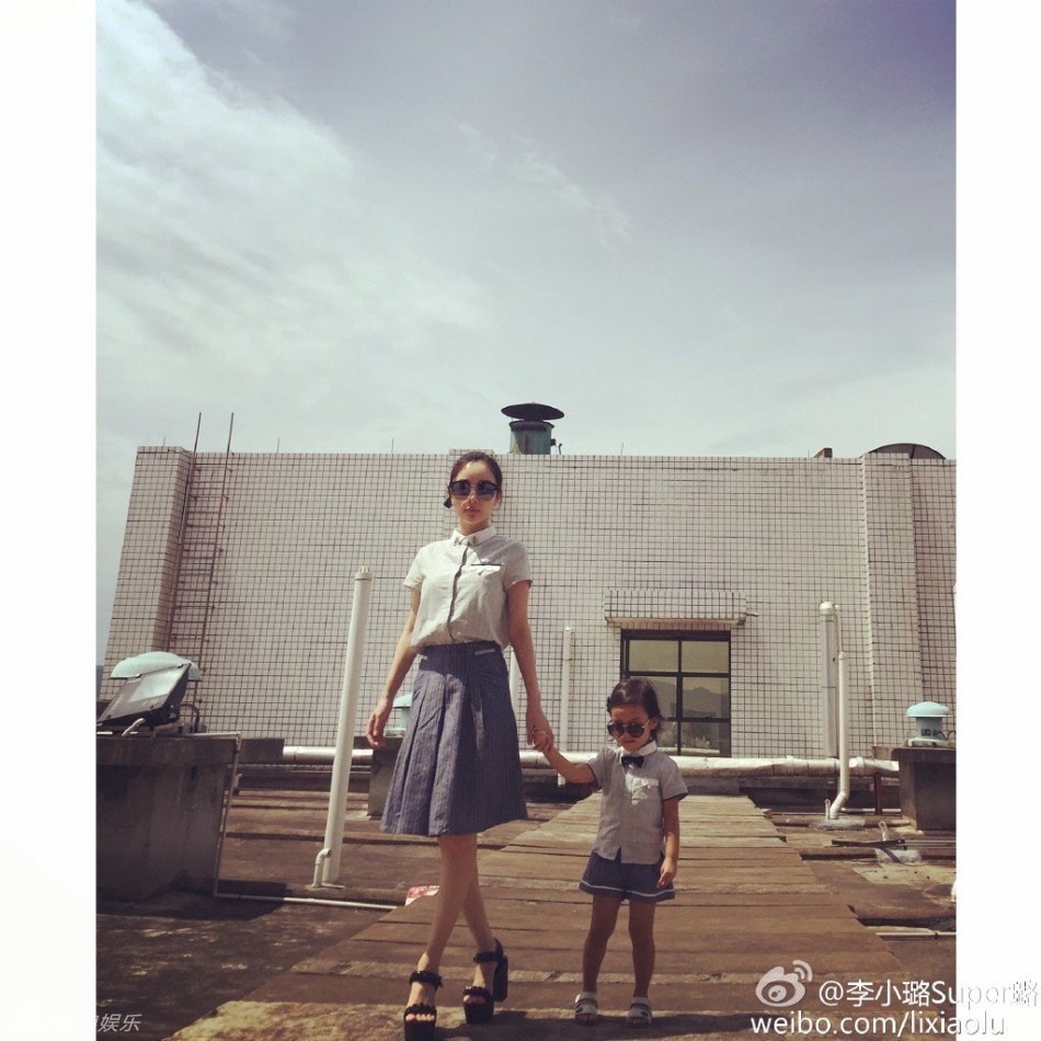 甜馨与李小璐穿亲子装