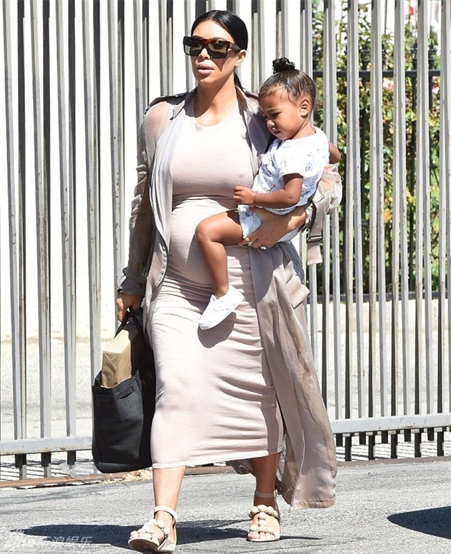 孕妇卡戴珊穿紧身衣抱娃