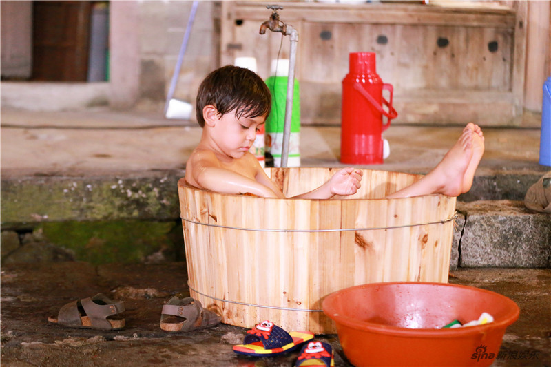 史上第一次"没有爸爸的旅行",傍晚时在木盆里洗澡的场面更是萌趣十足