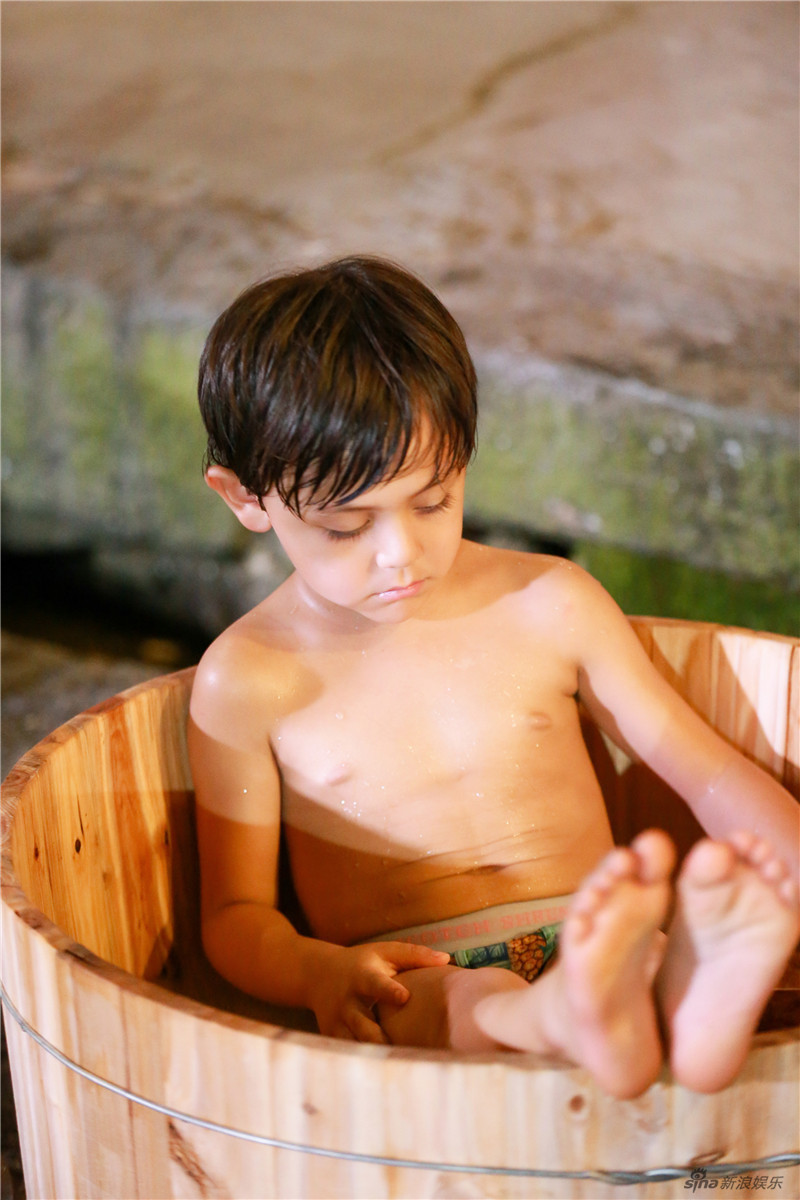 爸爸3轩轩沐浴照曝光