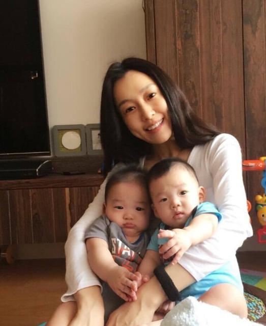 范玮琪与双胞胎儿子合影