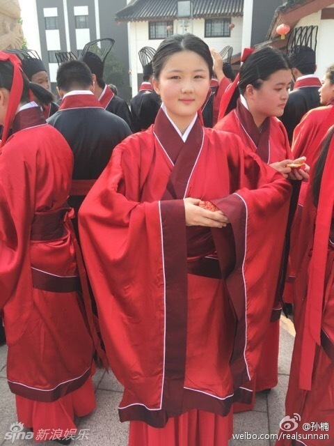 孙楠女儿穿汉服参加成人礼 现场为父亲奉茶-图片1