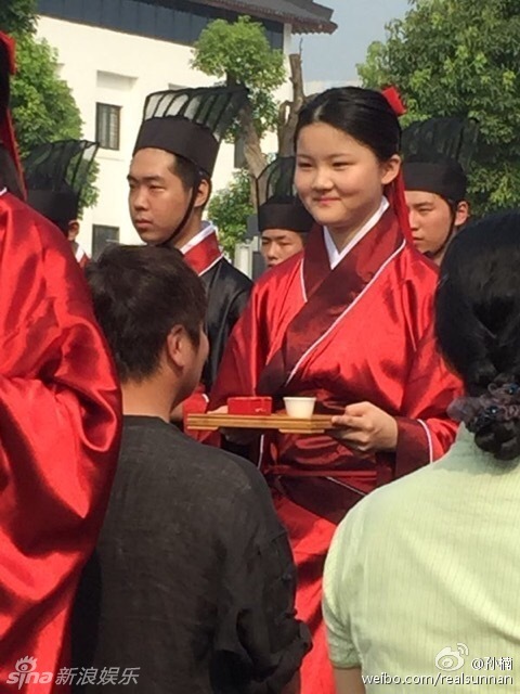 孙楠女儿穿汉服参加成人礼 现场为父亲奉茶-图片4