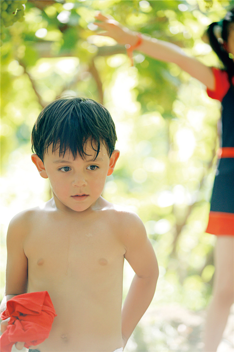 诺一在新疆葡萄园写真高清组图曝光,照片中诺一光着膀子,穿短裤,手拿