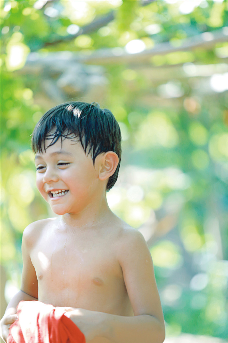 诺一在新疆葡萄园写真高清组图曝光,照片中诺一光着膀子,穿短裤,手拿