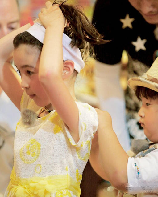 轩轩为夏天戴项链表情认真