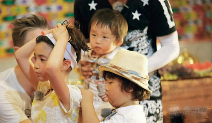 在《爸爸去哪儿3》中,轩轩对混血小美女夏天的喜爱溢于言表.