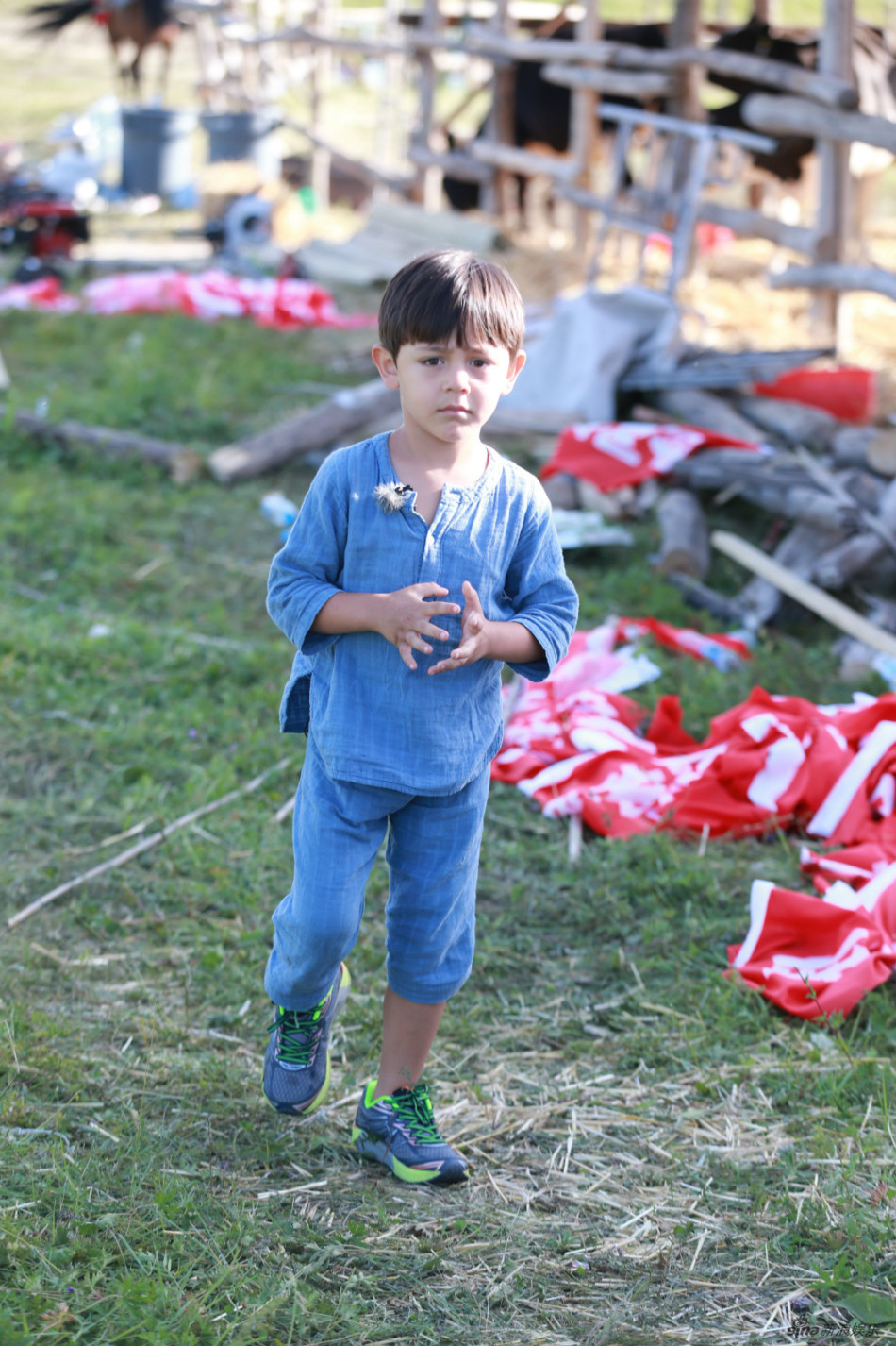 《爸爸去哪儿》第三季中的萌娃诺一的一组美图曝光,片中,诺一咬着