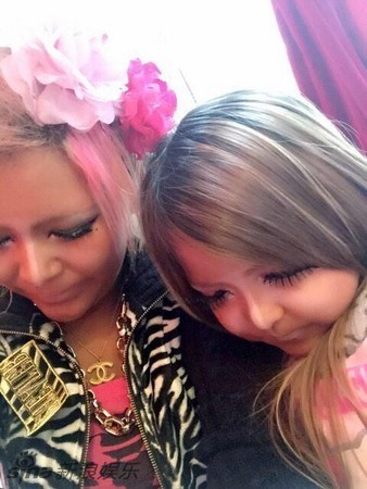 日本6岁小女孩画浓妆