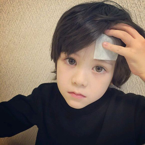 日美俄三国混血小正太萌哭 大眼迷倒众网友