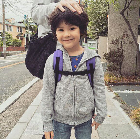 日美俄三国混血小正太萌哭 大眼迷倒众网友