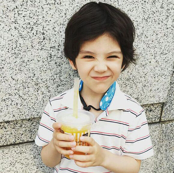 日美俄三国混血小正太萌哭 大眼迷倒众网友