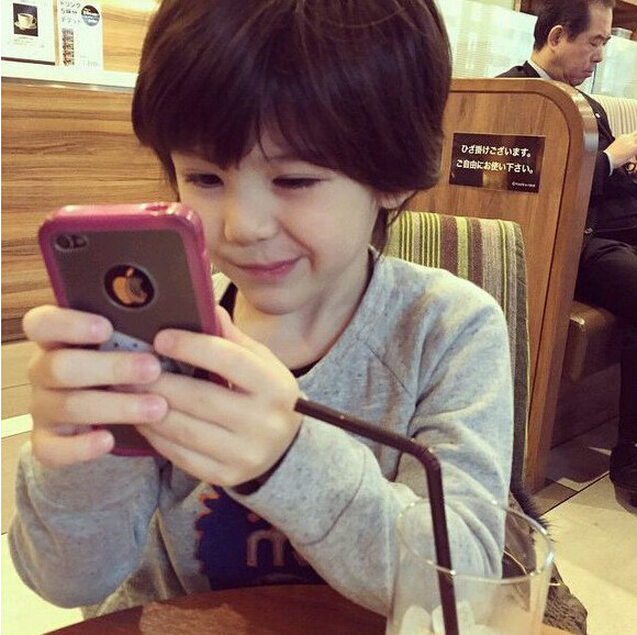 日美俄三国混血小正太萌哭 大眼迷倒众网友