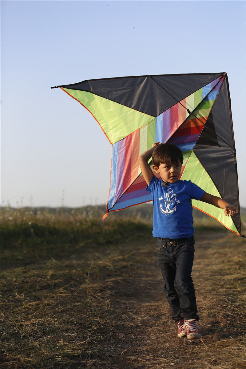 爸爸3诺一草原放风筝