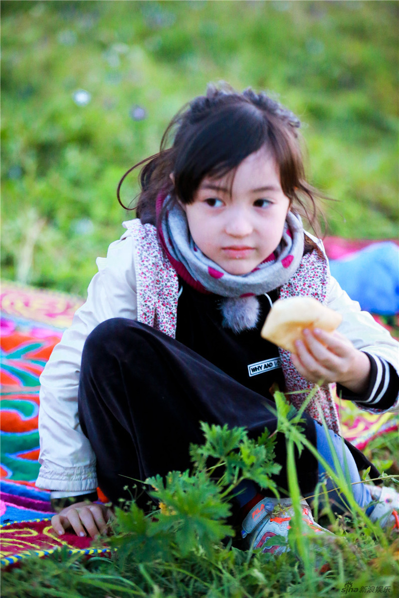 《爸爸去哪儿》上周结束乌鲁木齐草原之旅,日前网上曝光一组剧照,照片