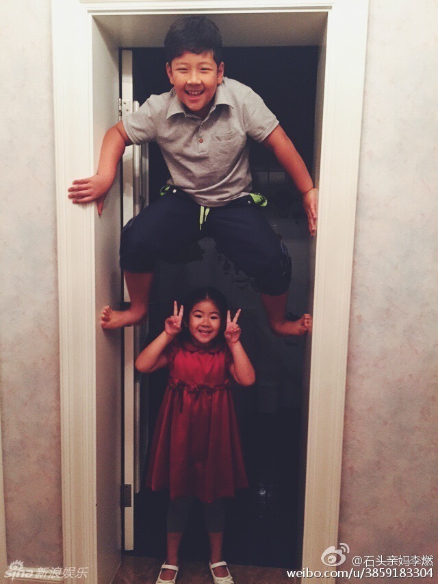 石头爬门妹妹卖萌抢镜