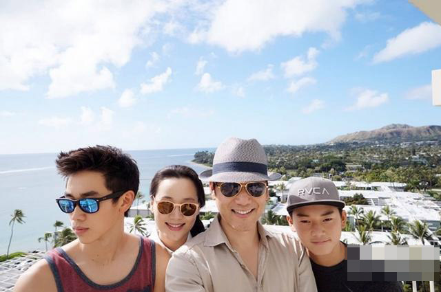 林依轮全家福曝光 一家四口各地旅游幸福满满