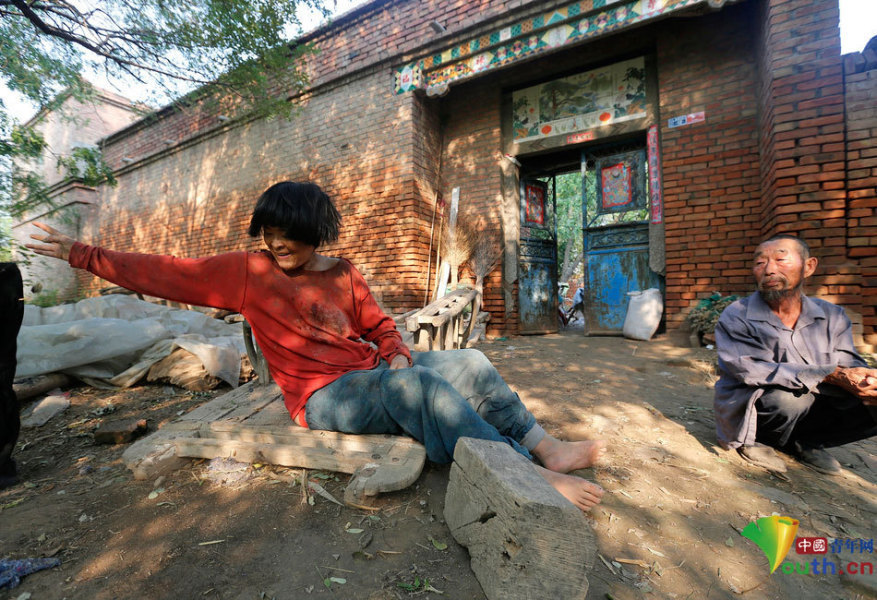 河南70岁老汉"捡"20多岁智障女子生一子