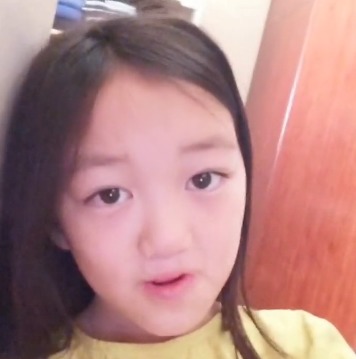 王菲女儿李嫣迷上自拍