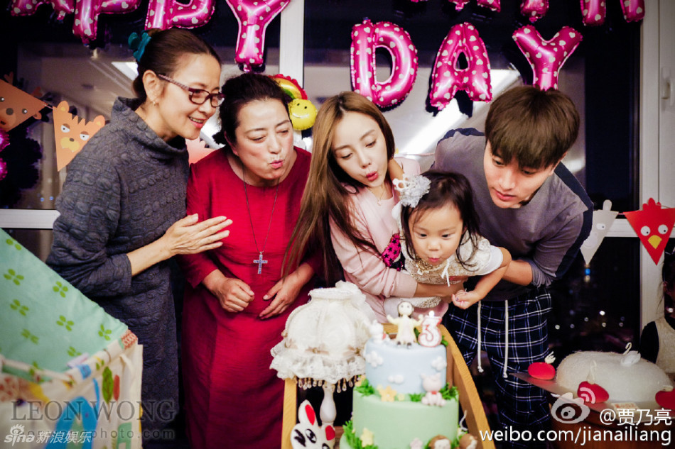 李小璐贾乃亮为甜馨庆生