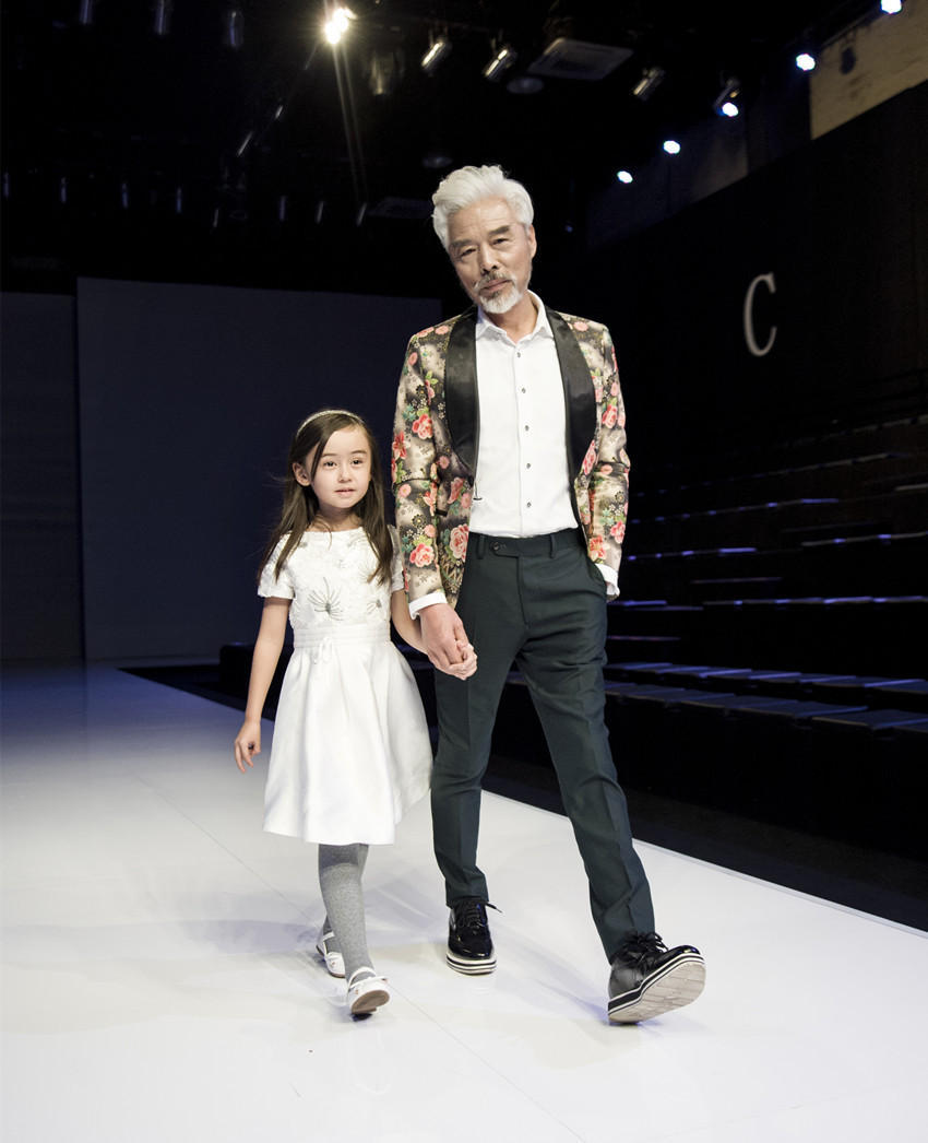 潮叔张双利领小萝莉走秀 潮范儿十足