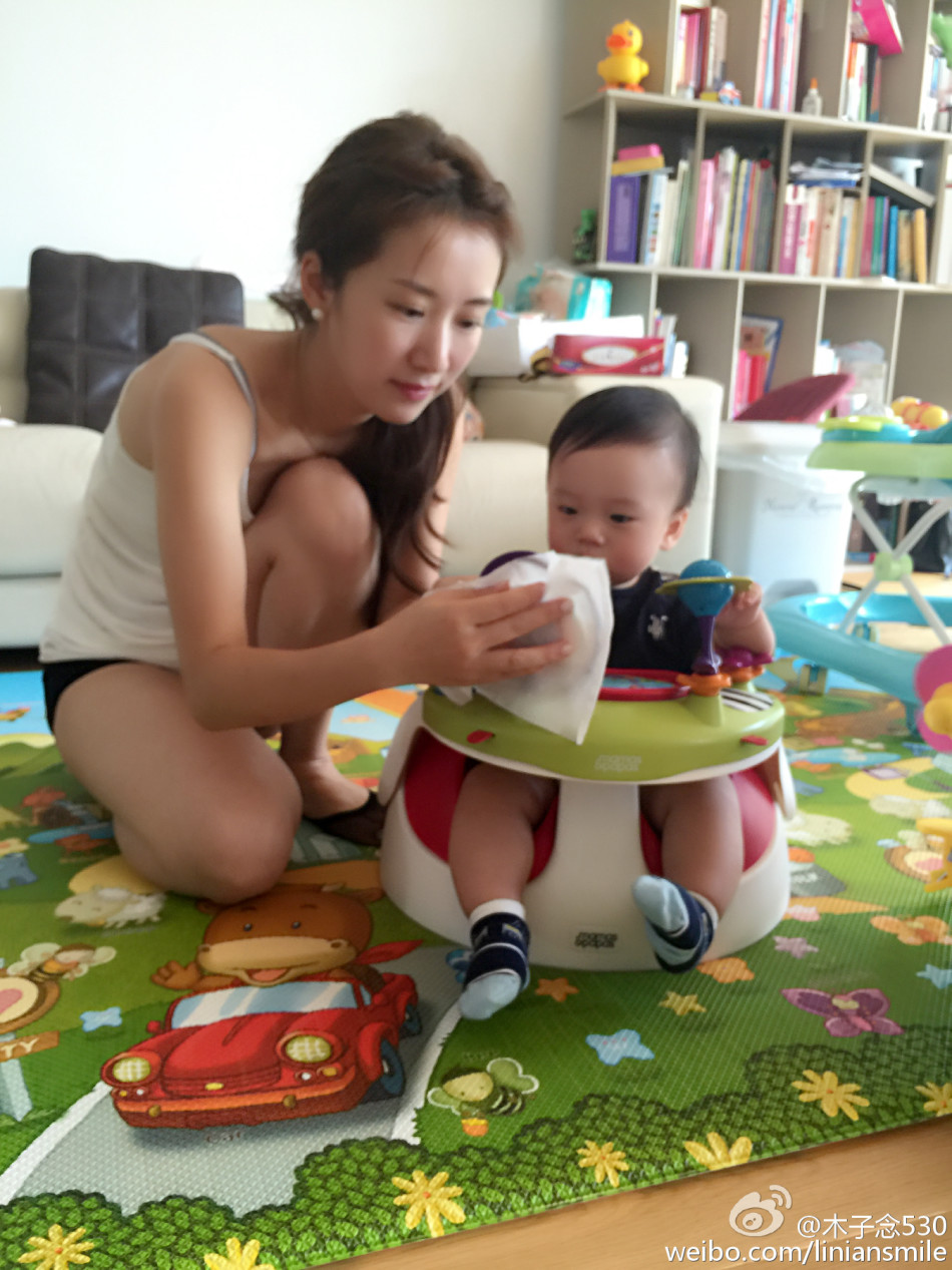 李念陪二胎儿子玩耍秀性感