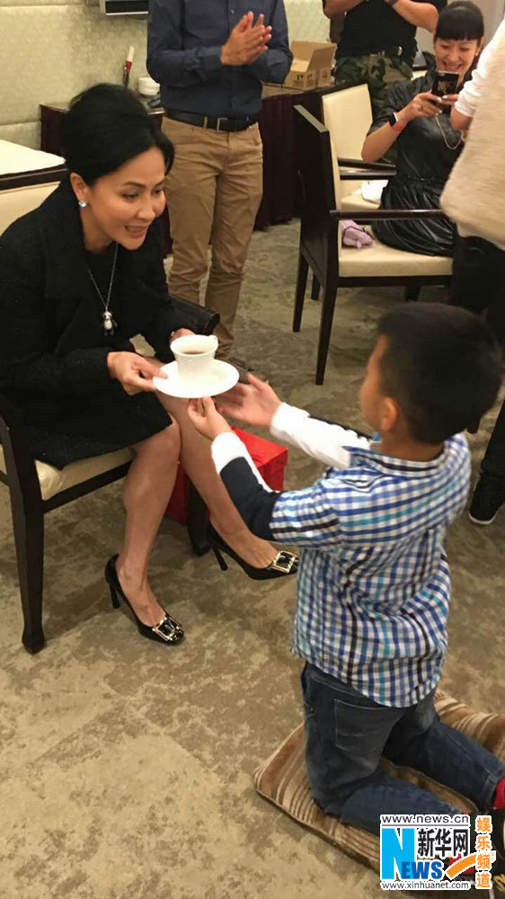 康康跪拜刘嘉玲认干妈