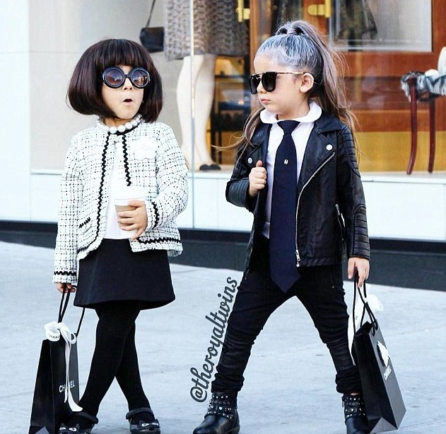 4岁双胞胎女孩潮气十足