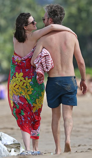 海瑟薇挺大肚玩水 与老公甜蜜热吻