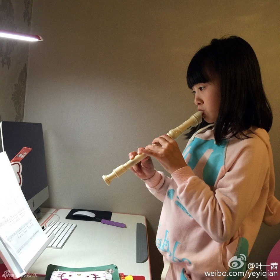 森碟认真学吹竖笛 帅弟弟凑热闹_高清图集_新浪网